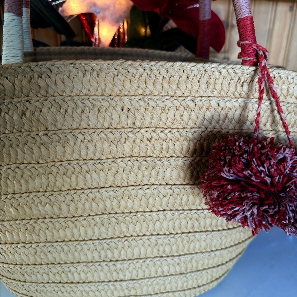 Loft woven handbag. Darling handles. - Picture 2 of 5